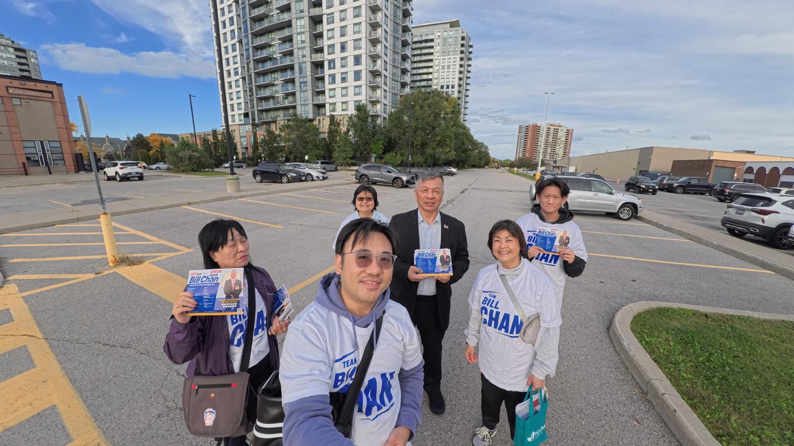  走进社区，一户一户与居民见面