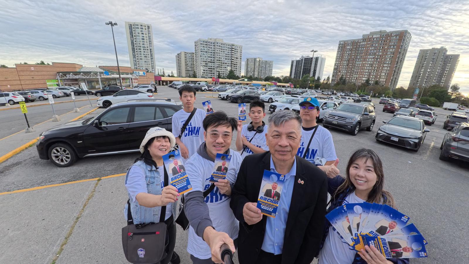  走进社区，一户一户与居民见面