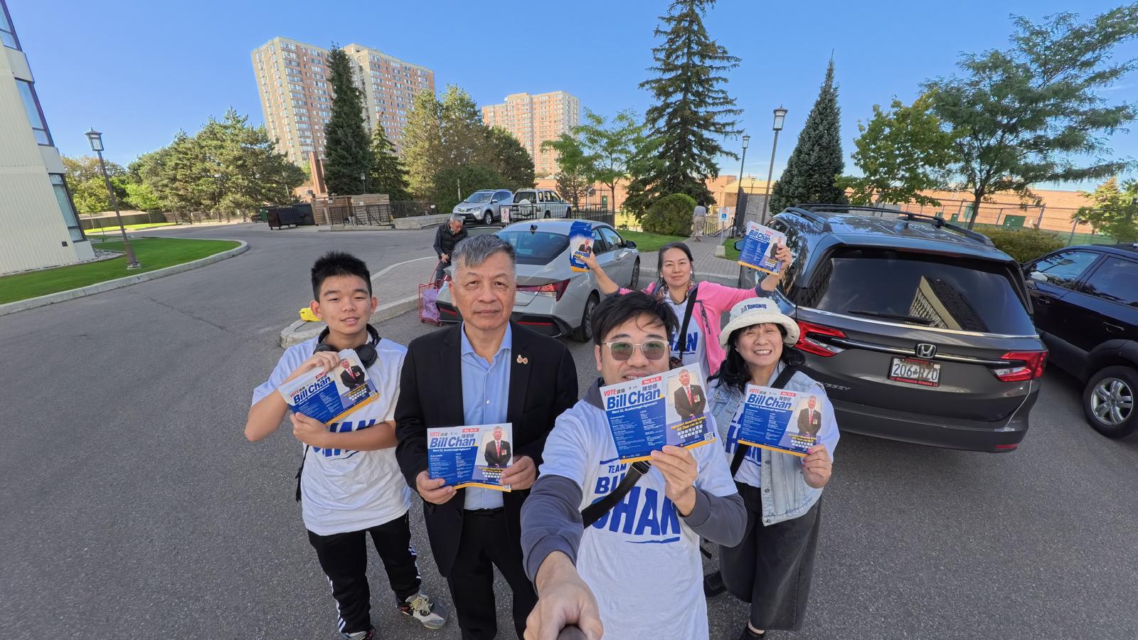  走进社区，一户一户与居民见面
