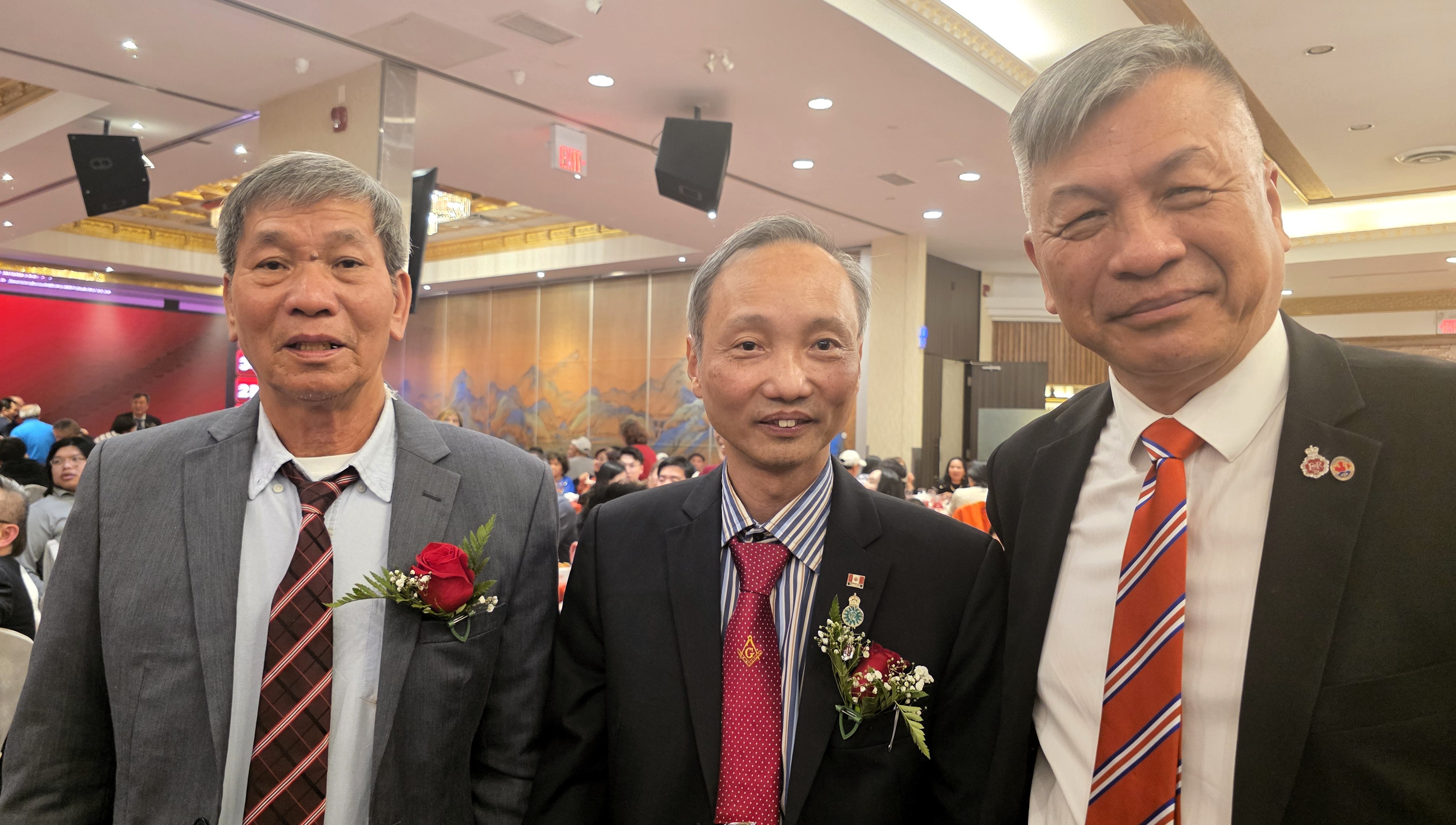 我很荣幸获邀出席昨天「多伦多新会同乡会94週年晚宴」！