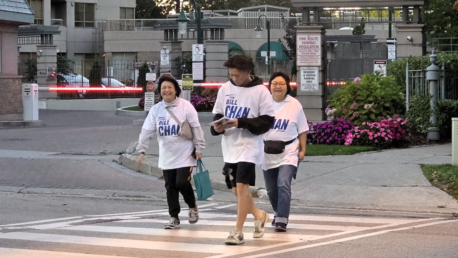 走進社區，一戶一戶與居民見面
