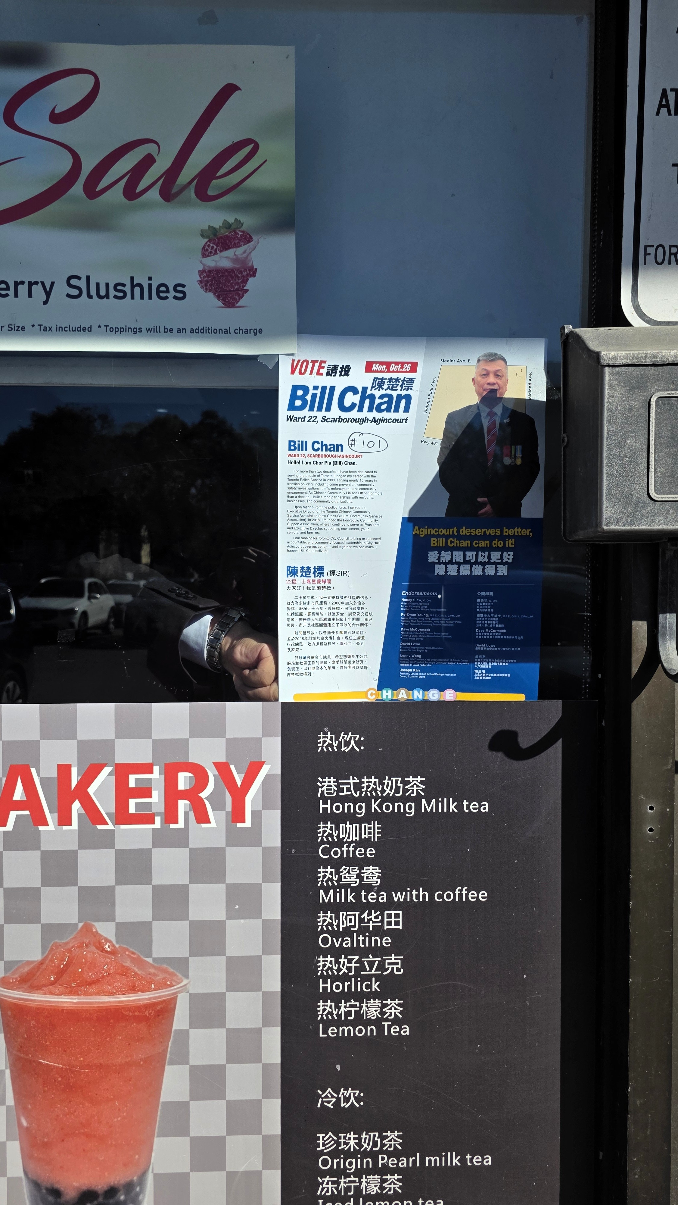 我與義工們一起走進第22選區各個社區，親手豎立競選招牌